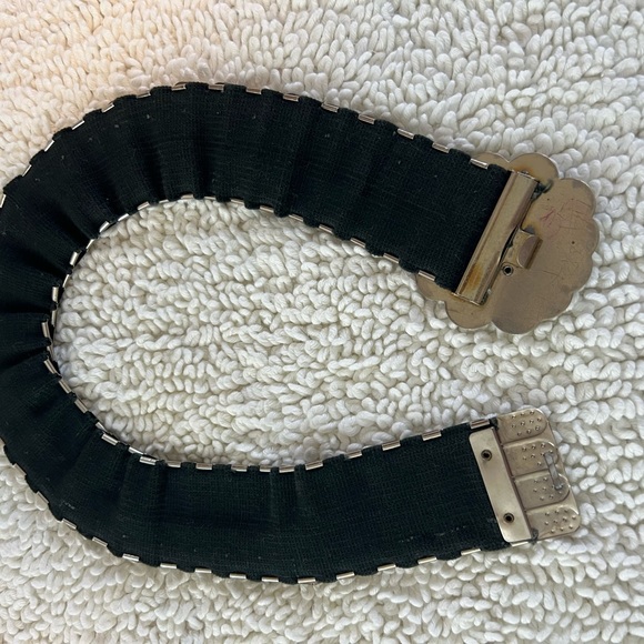 VINTAGE SILVER METAL STRETCH BELT, WITH DECORATIVE CLOSURE. - Picture 5 of 7